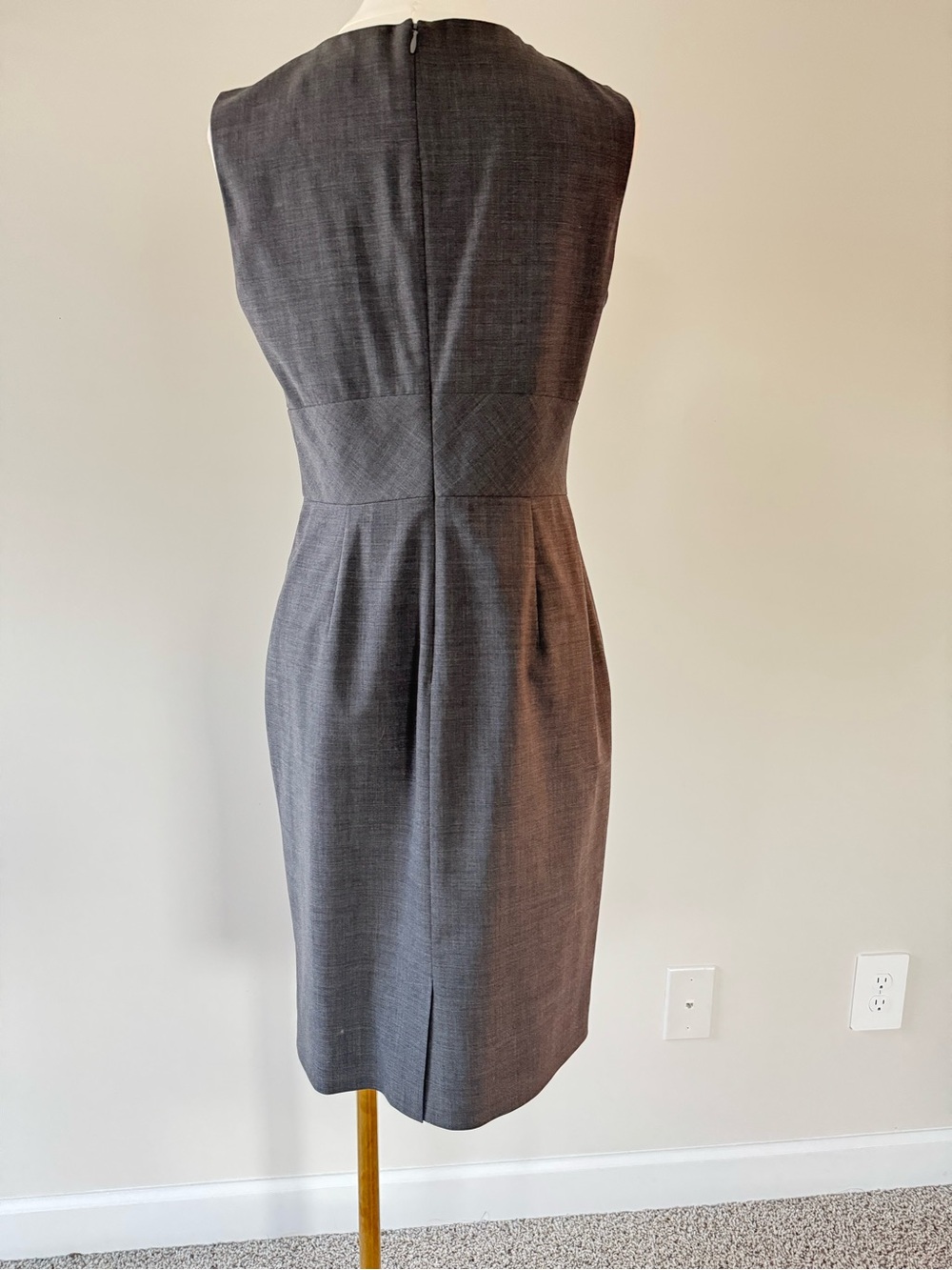 Banana Republic Size 2 Gray Wool Stretch Sheath Dress V-Neck Career Work - Picture 8 of 10